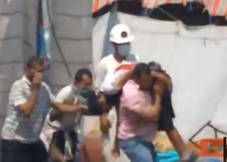 شاهدوا بالفيديو قنص شاب يحمل جثة آخر على كتفيه في " رابعة " شاهدوا بالفيديو قنص شاب يحمل جثة آخر على كتفيه في " رابعة "
