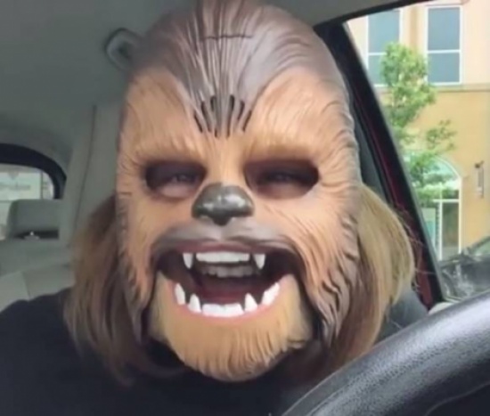 فيديو| ضحكة سيدة ترتدي قناع تشوباكا يحصُد 86 مليون مشاهدة