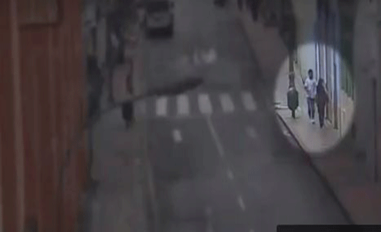 مطاردة لص سرق فتاة تنتهي بعلقة ساخنة (فيديو) مطاردة لص سرق فتاة تنتهي بعلقة ساخنة (فيديو)