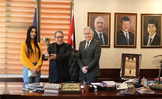 القدومي يكرم فريق كرة الطائرة طالبات كلية الخوارزمي القدومي يكرم فريق كرة الطائرة طالبات كلية الخوارزمي