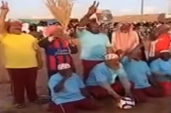 شاهد.. مباراة كرة قدم طريفة للمسنين