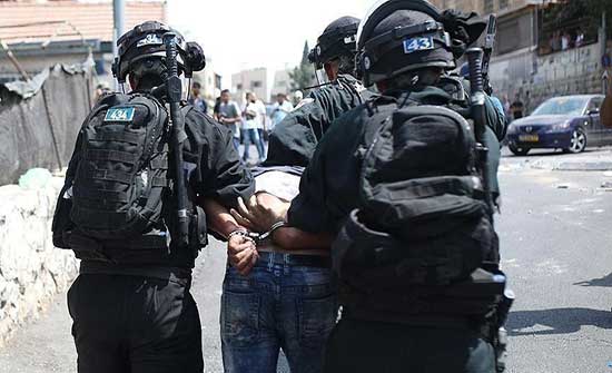 الجيش الإسرائيلي يعتدي على عائلة فلسطينية خلال اعتقال نجليها الجيش الإسرائيلي يعتدي على عائلة فلسطينية خلال اعتقال نجليها