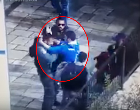 فيديو جديد : لحظة طعن " مقدسي " لـ 3 جنود اسرائيليين قبل استشهاده فيديو جديد : لحظة طعن " مقدسي " لـ 3 جنود اسرائيليين قبل استشهاده