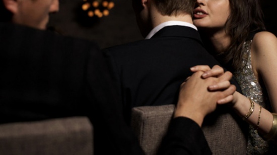 عريس يطلق زوجته بعد "تهنئة" صديقها بصور تكشف علاقتهما