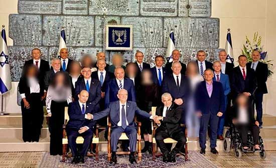 صحيفة يهودية تخفي وجوه الوزيرات في صورة جماعية لأعضاء الحكومة .. بالفيديو صحيفة يهودية تخفي وجوه الوزيرات في صورة جماعية لأعضاء الحكومة .. بالفيديو