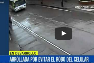 شاهد.. حافلة تطيح بفتاة أثناء محاولتها الفرار من لص