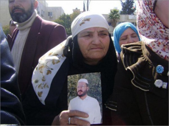 " أحرار إربد " ينفذون وقفة أمام منزل الجندي الدقامسة " أحرار إربد " ينفذون وقفة أمام منزل الجندي الدقامسة