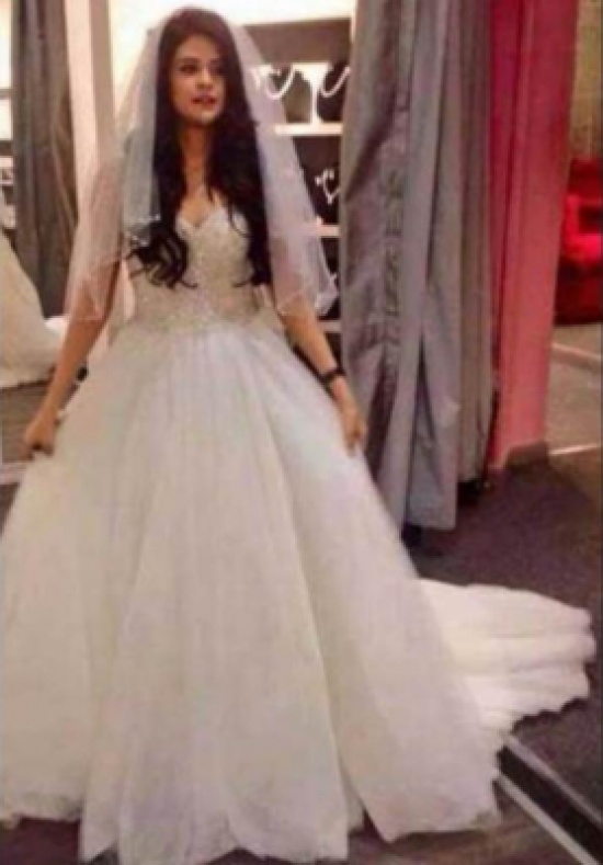 صورة سلمى رشيد بالفستان الأبيض تثير جدلاً بين جمهورها