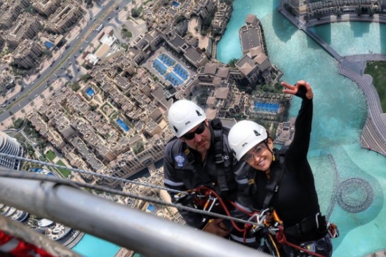 صور: علا الفارس تقفز من الطابق 159 ببرج خليفة في يوم المرأة العالمي