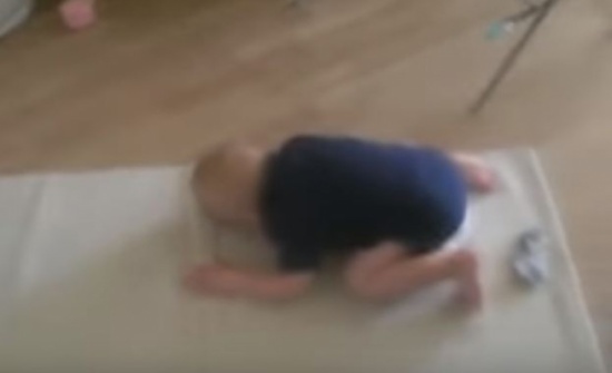 فيديو : طفل صغير بيصلي