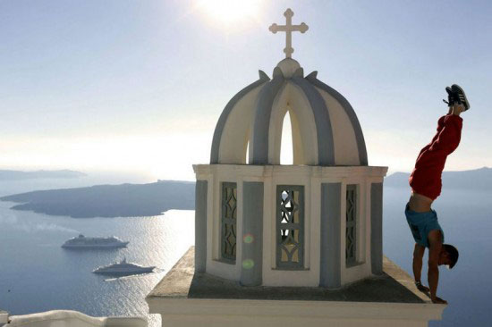 يقف على يديه فوق أخطر مبانى العالم