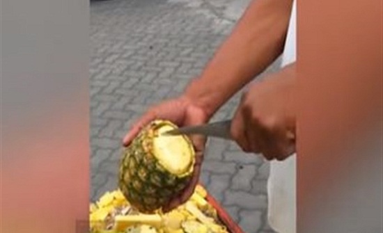بائع أناناس يبهر الملايين على الإنترنت.. فيديو