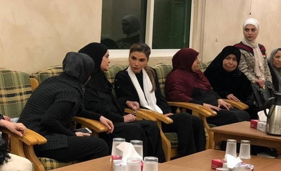 الملكة رانيا تزور عددا من بيوت عزاء ضحايا البحر الميت الملكة رانيا تزور عددا من بيوت عزاء ضحايا البحر الميت