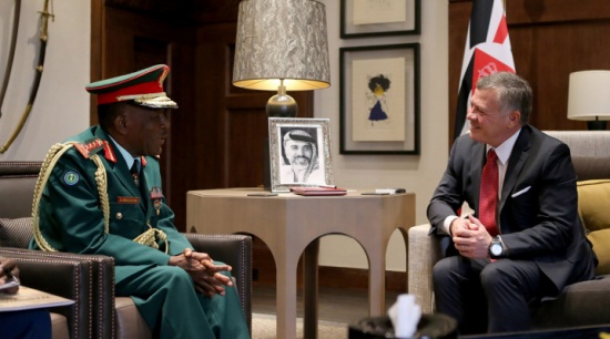 الملك يستقبل رئيس أركان قوات الدفاع التنزانية