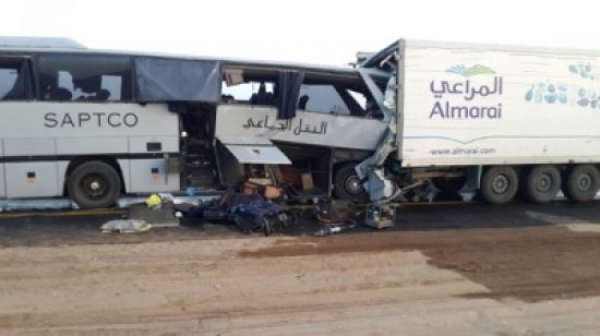 وفاة و 11 اصابة بحادث تصادم شاحنة بحافلة على نزول العدسية وفاة و 11 اصابة بحادث تصادم شاحنة بحافلة على نزول العدسية