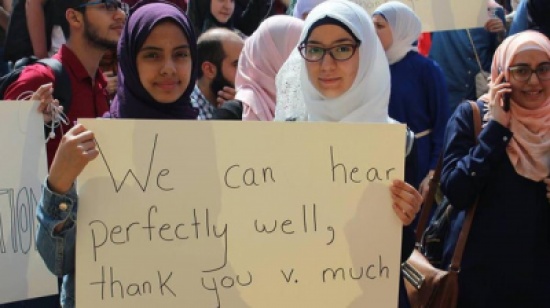 “حجابك الغبي يسد أذنيك”.. أستاذ جامعي يهين الحجاب بأعرق جامعات لبنان “حجابك الغبي يسد أذنيك”.. أستاذ جامعي يهين الحجاب بأعرق جامعات لبنان