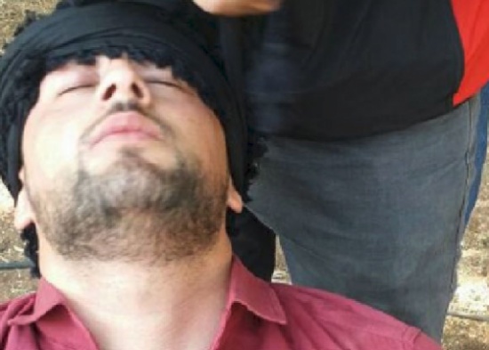 بالصور : الأمن الجامعي يعتدي على الطلبه المعتصمين ومحاولة اخراجهم بالقوة بالصور : الأمن الجامعي يعتدي على الطلبه المعتصمين ومحاولة اخراجهم بالقوة