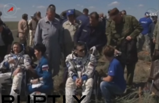 بالفيديو : عودة ثلاثة رواد فضاء إلى الأرض بسلام