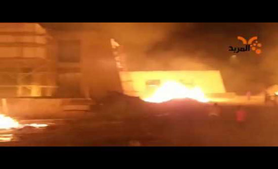 بالفيديو : محتجون يضرمون النار بمقر محافظة ذي قار جنوبي العراق بالفيديو : محتجون يضرمون النار بمقر محافظة ذي قار جنوبي العراق