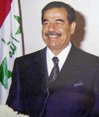 صدام حسين يسمع نكتة من أحد الضباط