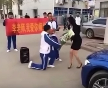 بالفيديو: شاب يعرض الزواج على معلمته...تصرفها كان صادم!