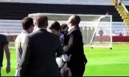 مشجع يحول تدريبات فرنسا إلى مباراة رغبي