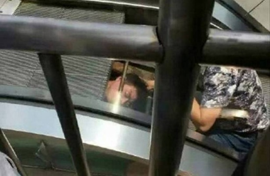 بالصورة.. سلّم كهربائي يبتلع مهندس صيانة بالصورة.. سلّم كهربائي يبتلع مهندس صيانة