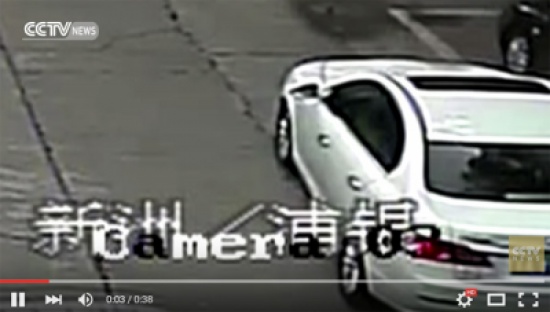 بالفيديو.. أبسط حادث يسببه فتح باب السيارة دون النظر فى المرآة بالفيديو.. أبسط حادث يسببه فتح باب السيارة دون النظر فى المرآة