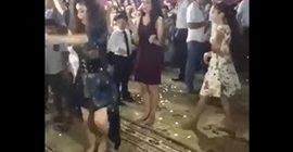 بالفيديو.. منافسة في الرقص بين 3 فتيات تشعل حفل الزفاف