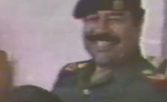 فيديو : طفل يطلب من صدام حسين رشاش