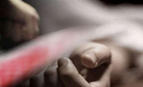 في بلد عربي : 17 طعنة تقتل شايب ابتز فتاة بأحضانه الحارة في بلد عربي : 17 طعنة تقتل شايب ابتز فتاة بأحضانه الحارة