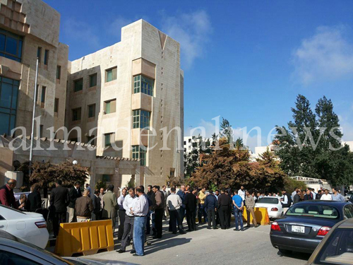 بالصور: " عمال " توزيع الكهرباء " يعتصمون في عمان