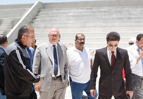 وزير الاشغال العامة يتفقد موقع مشروع نادي شباب الحسين