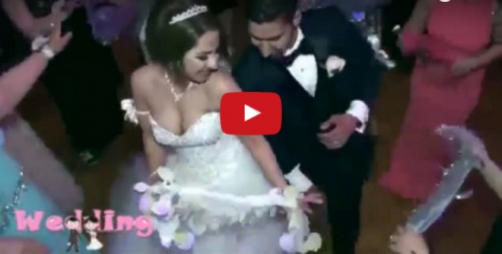بالفيديو - عروس تشعل المواقع برقصها المذهل... وهذا ما فعله العريس! بالفيديو - عروس تشعل المواقع برقصها المذهل... وهذا ما فعله العريس!