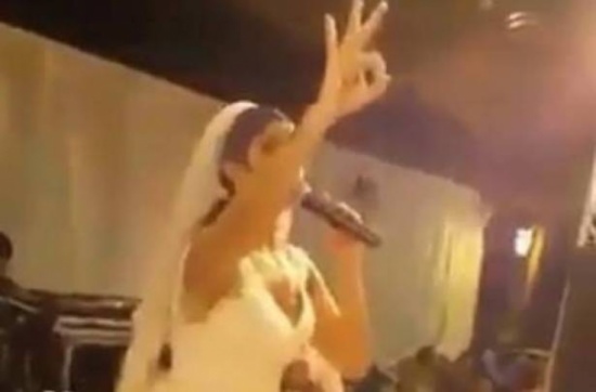 بالفيديو: عروس لبنانية تشعل حفل زفافها.. شاهدوا ماذا فعلت! بالفيديو: عروس لبنانية تشعل حفل زفافها.. شاهدوا ماذا فعلت!