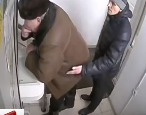 كاميرا مراقبة ترصد نشالا لحظة تنفيذ سرقته (فيديو) كاميرا مراقبة ترصد نشالا لحظة تنفيذ سرقته (فيديو)
