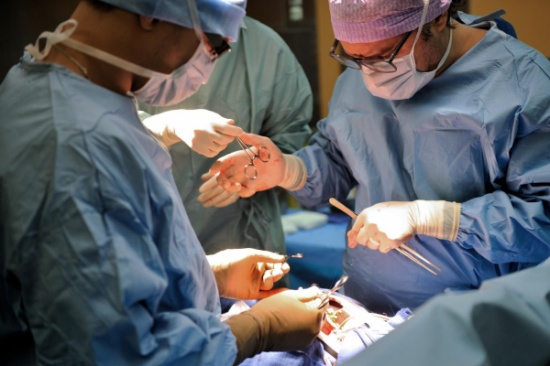 ماذا طلبت هيأة دفاع زوجة سعودي من طبيب تجميل مغربيّ شوّه جسدها بعملية شفط دهون؟!