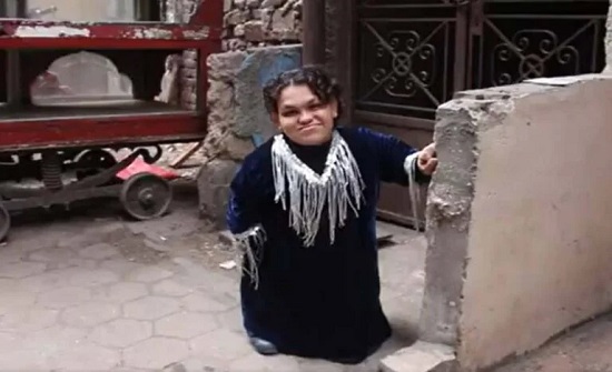 شاهد قصة أقصر سيدة في مصر تُقلِّد أبلة فاهيتا