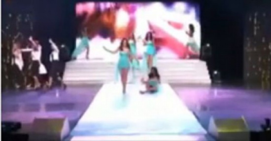 شاهد... موقف محرج لـ 3 فتيات خلال عرض أزياء