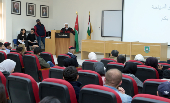 طلبة "الإدارة السياحية" ينظمون محاضرة حول أثر السياحة على المجتمع المحلي طلبة "الإدارة السياحية" ينظمون محاضرة حول أثر السياحة على المجتمع المحلي