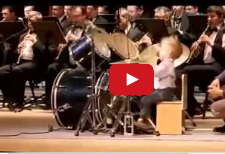 طفل في الثالثة يقود أوركسترا