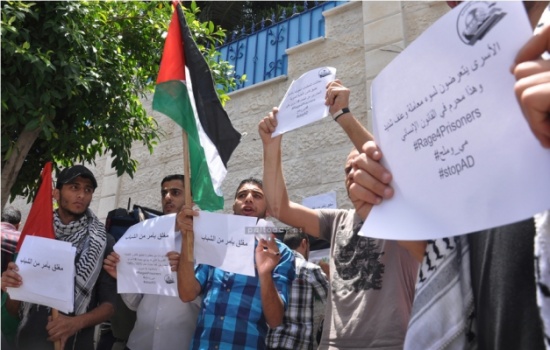 أهالي أسرى غاضبون يغلقون مقر "الأونروا" بنابلس