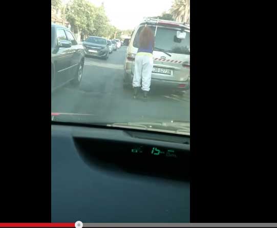 بالفيديو : فتاة تركب " زلاجة " وتتعلق بمركبة في عمان بالفيديو : فتاة تركب " زلاجة " وتتعلق بمركبة في عمان