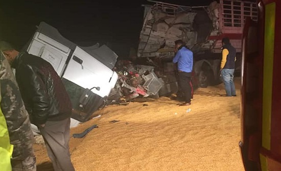 صور:5 اصابات اثر حادث تصادم شاحنتين في الحسا