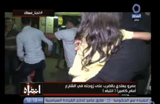 في حلقة عن عنف الأزواج.. ضرب زوجته أمام الكاميرا (شاهد) في حلقة عن عنف الأزواج.. ضرب زوجته أمام الكاميرا (شاهد)