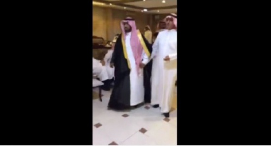 هدية من "نوع آخر" لعريس سعودي في ليلة زفافه هدية من "نوع آخر" لعريس سعودي في ليلة زفافه