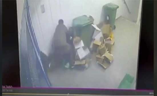 لحظة قيام الأسير يوسف المبحوح بطعن ضابط إسرائيلي في سجن نفحة .. بالفيديو لحظة قيام الأسير يوسف المبحوح بطعن ضابط إسرائيلي في سجن نفحة .. بالفيديو