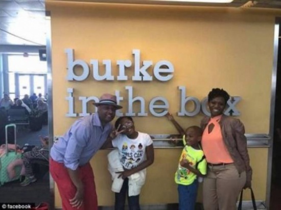 طرد زوجين وأطفالهما من طائرة أمريكية لسبب غريب جداً