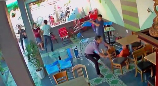 شاهد..  تحطيم مقهى بالكراسي بسبب فتاة