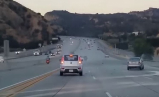 بالفيديو....مناوشة بين دراجة وسيارة على الطريق انتهت بكارثة